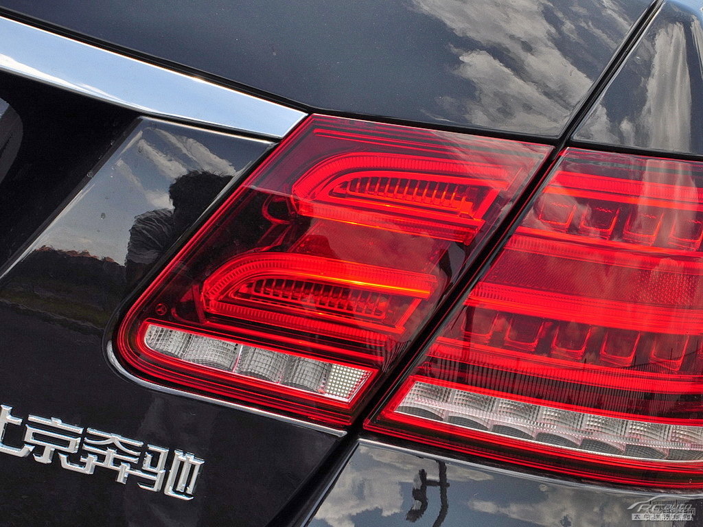 水硅礬鈣石藍(lán)奔馳E級(jí)車尾外觀圖片