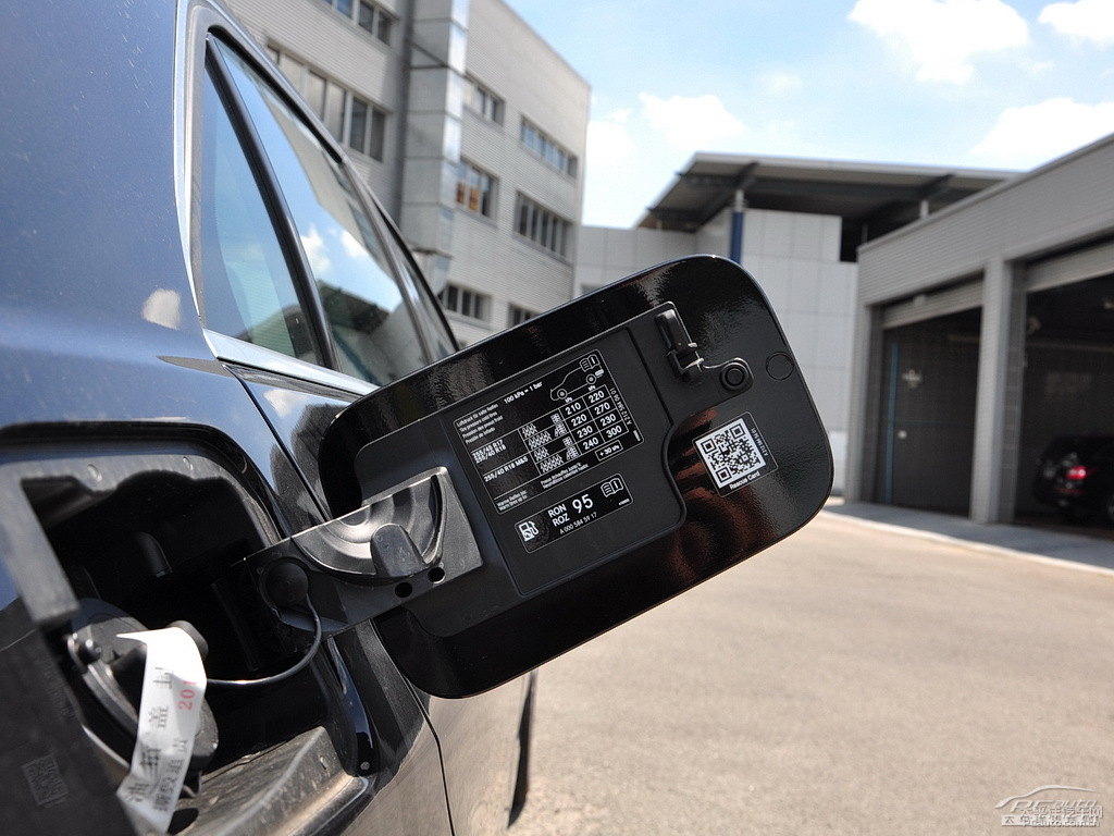 水硅礬鈣石藍(lán)奔馳E級車身外觀圖片