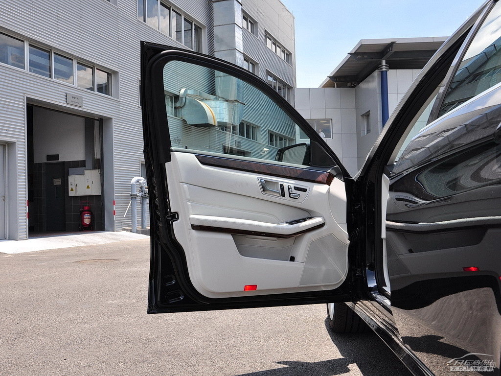 水硅礬鈣石藍(lán)奔馳E級車廂內(nèi)飾圖片