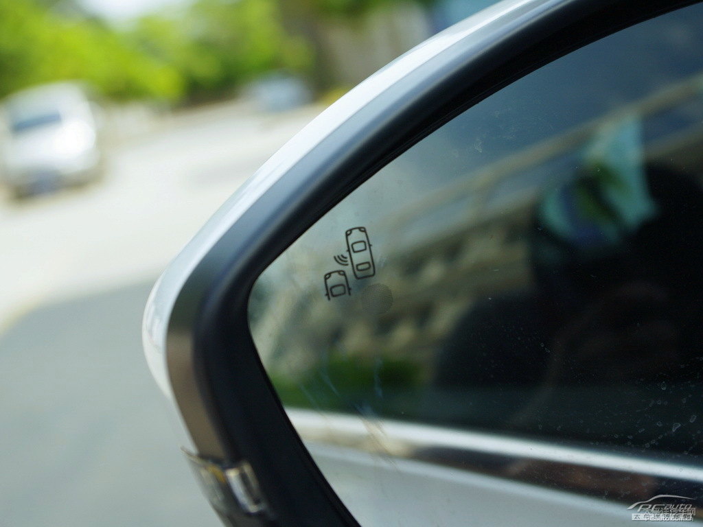 珠光白標(biāo)致408車身外觀圖片