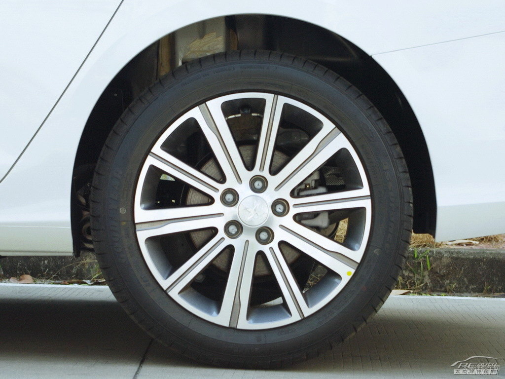 珠光白標(biāo)致408車身外觀圖片