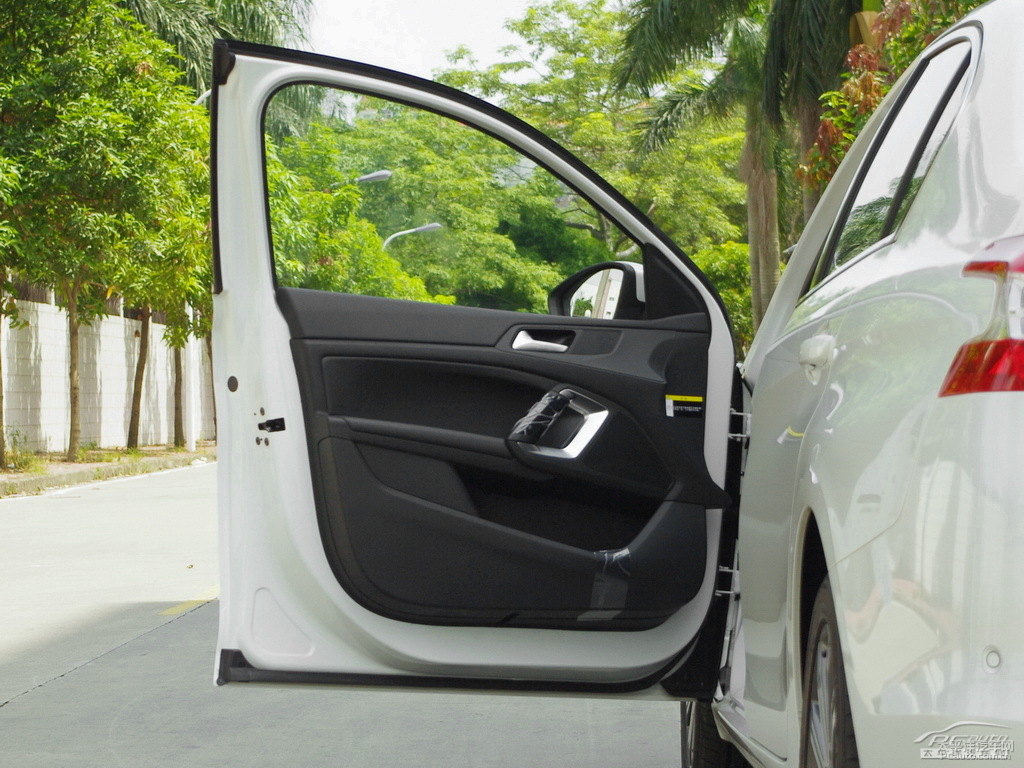 珠光白標(biāo)致408車廂內(nèi)飾圖片