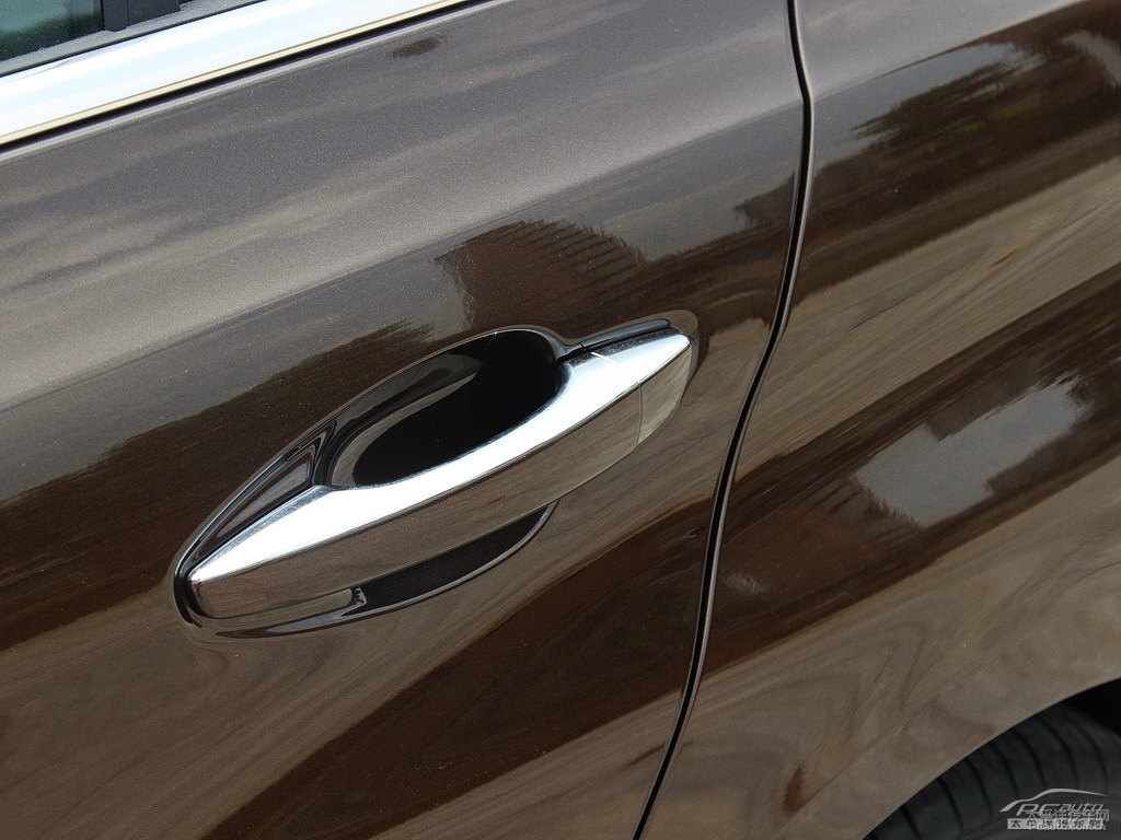 松木棕標(biāo)致408車身外觀圖片