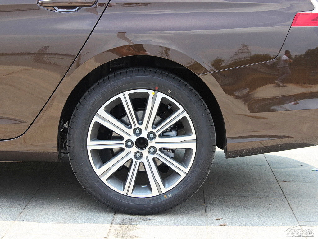 松木棕標(biāo)致408車身外觀圖片