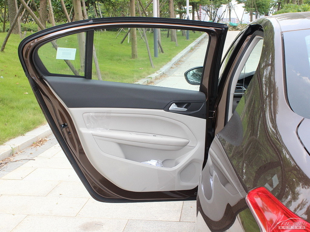 松木棕標(biāo)致408車廂內(nèi)飾圖片