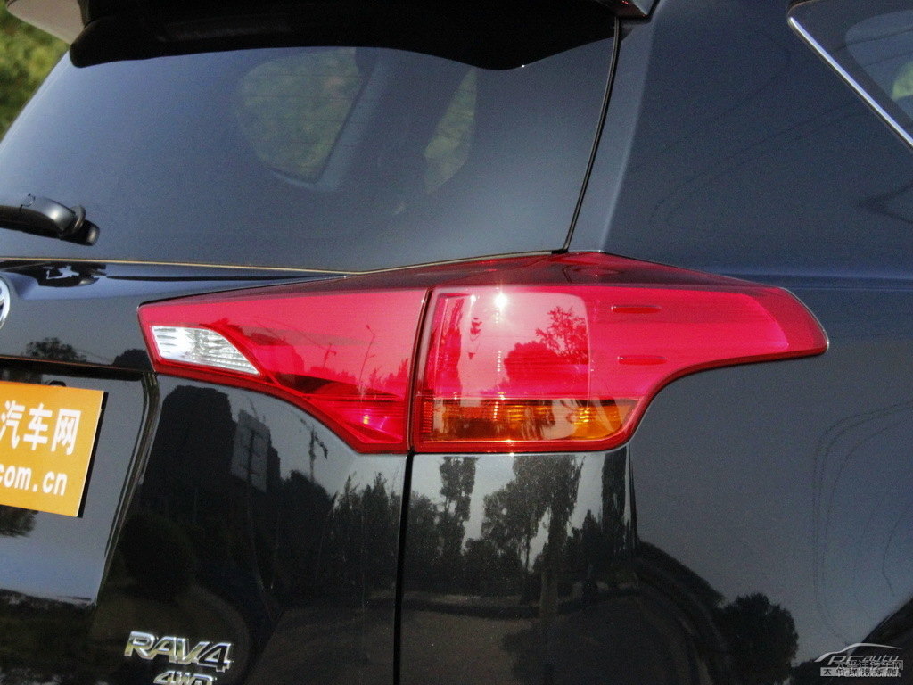 黑云母色RAV4榮放車尾外觀圖片