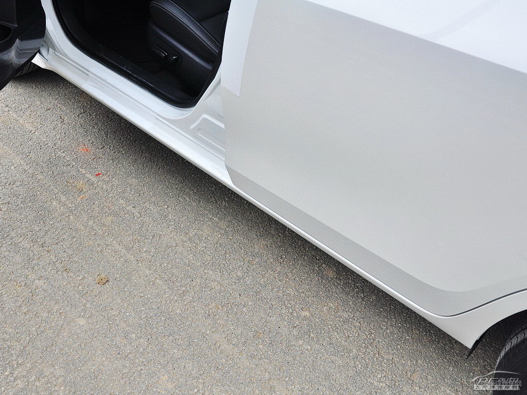珍珠白雷凌車身外觀圖片
