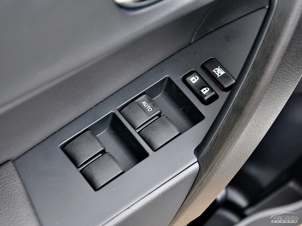 珍珠白雷凌車廂內(nèi)飾圖片