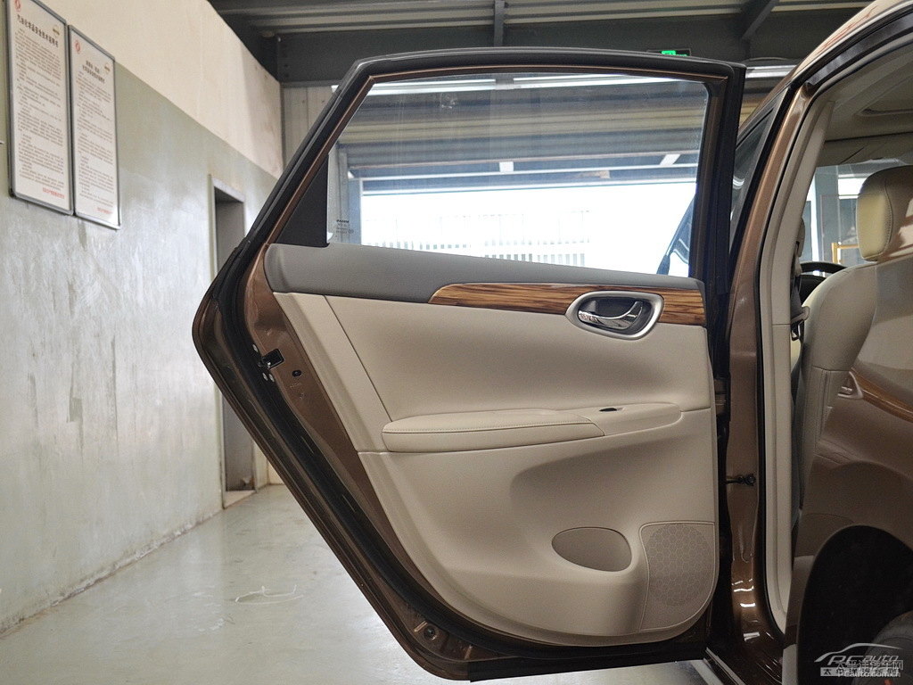 鈦古金軒逸車廂內(nèi)飾圖片