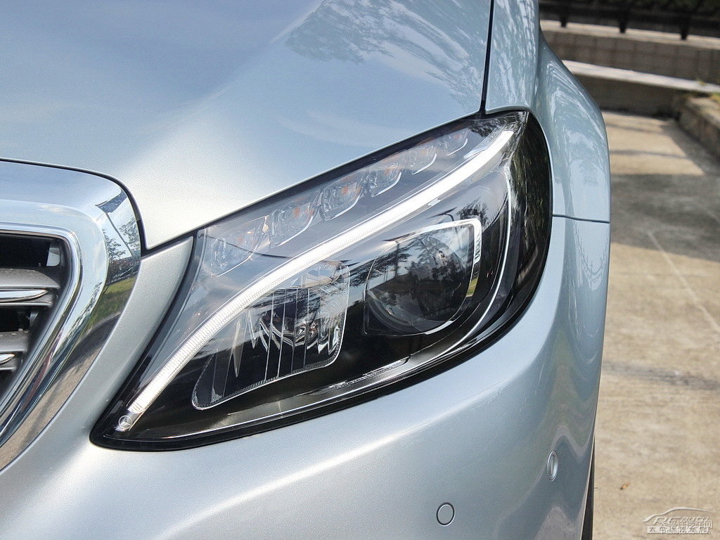 鉆石銀奔馳C級(jí)車(chē)頭外觀圖片