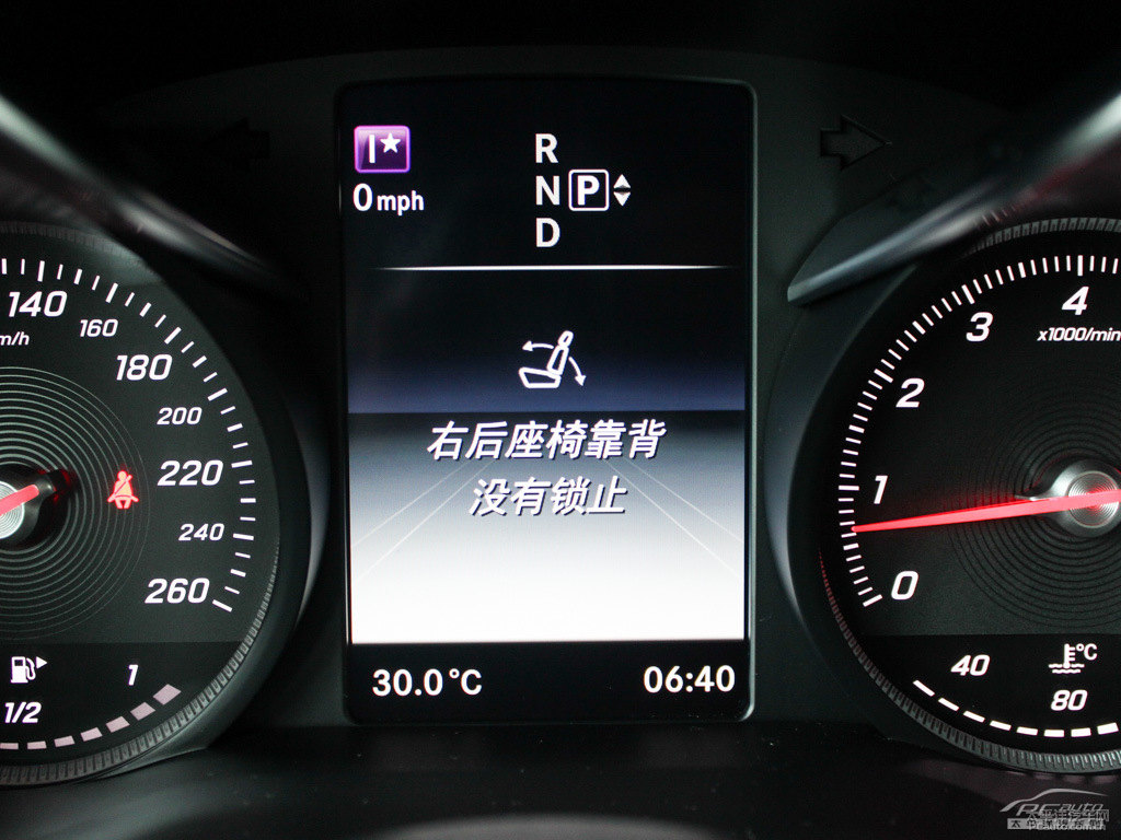 北極白奔馳C級(jí)中控內(nèi)飾圖片