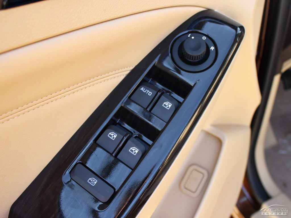 大地棕寶駿730車廂內(nèi)飾圖片