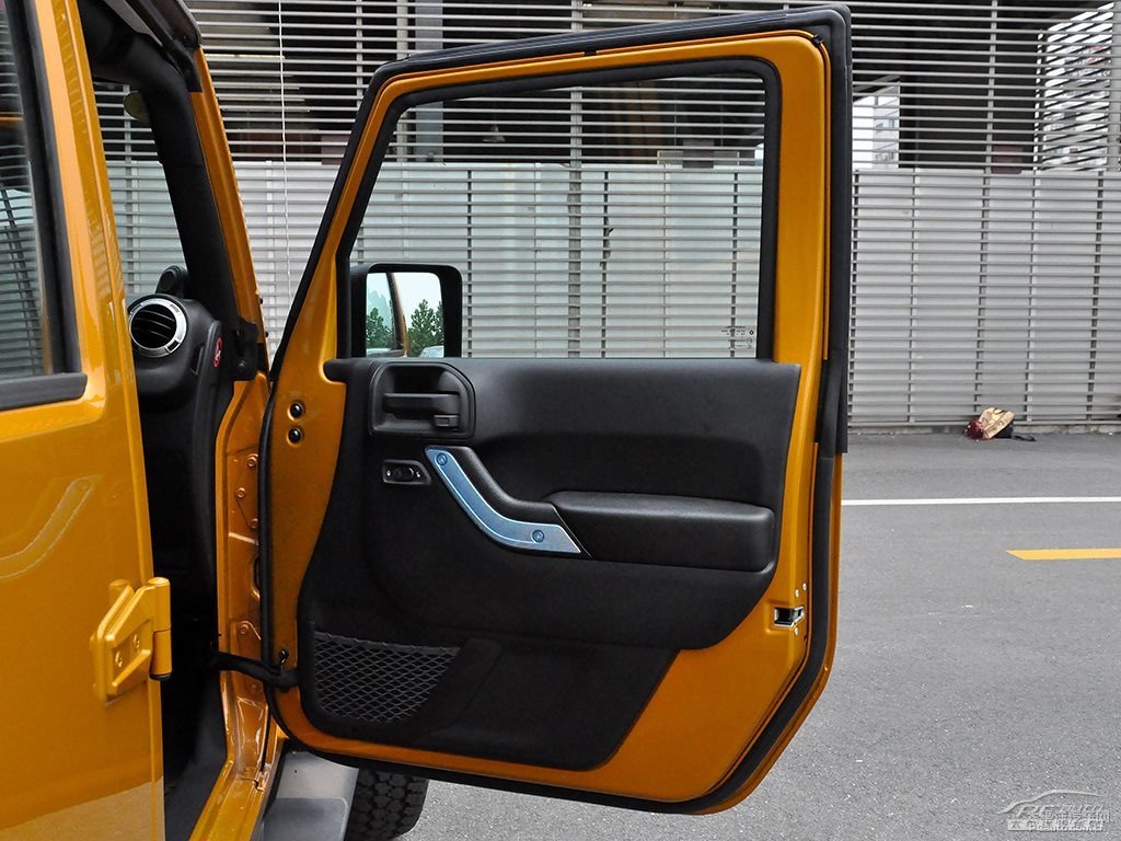 大漠黃牧馬人車廂內(nèi)飾圖片