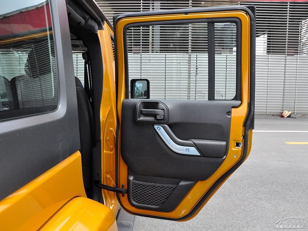 大漠黃牧馬人車廂內(nèi)飾圖片