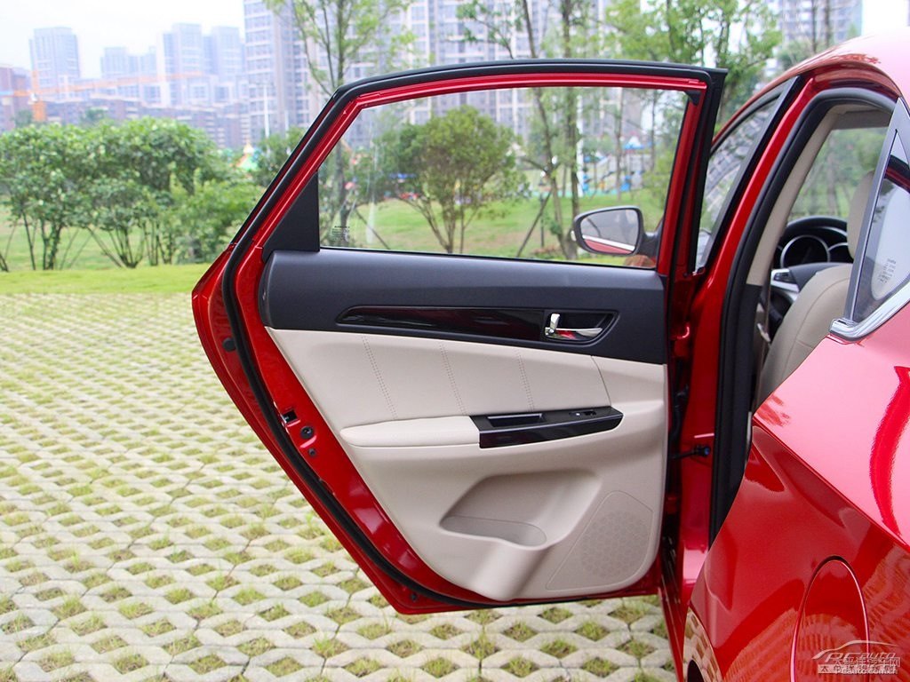 寶石紅逸動車廂內(nèi)飾圖片