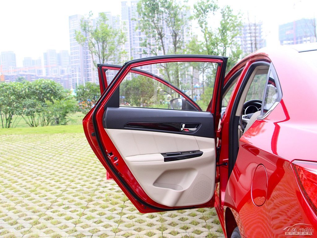 寶石紅逸動車廂內(nèi)飾圖片
