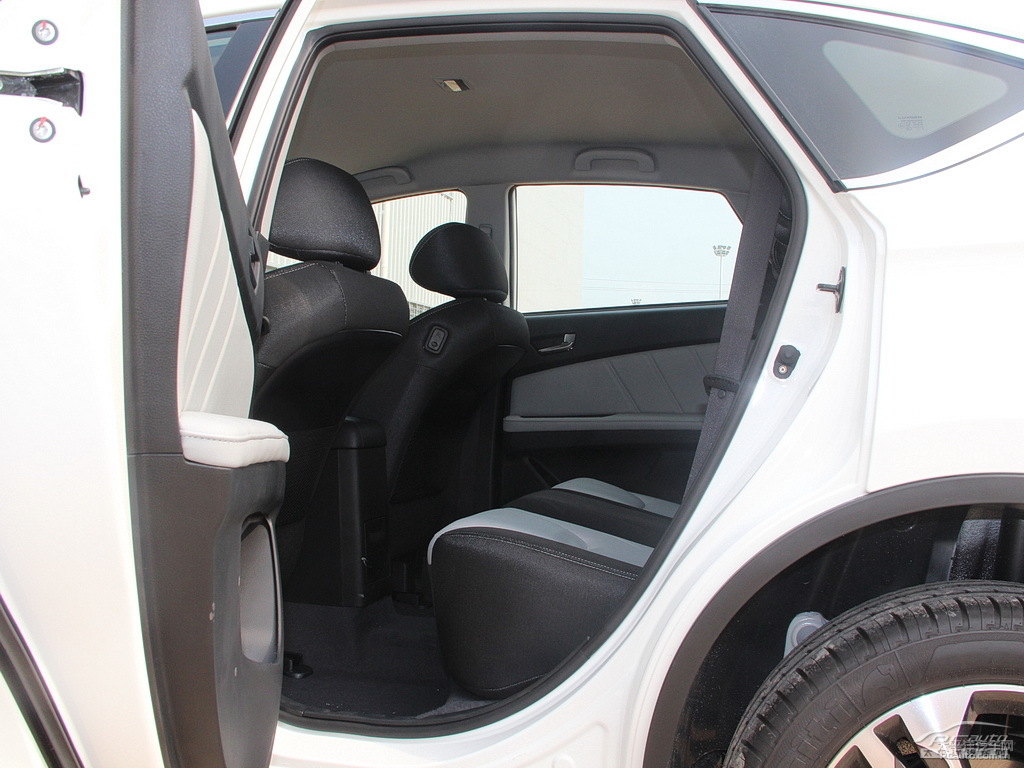 ɰ׼{ǽ݃(yu)6 SUV{˿ggDƬ