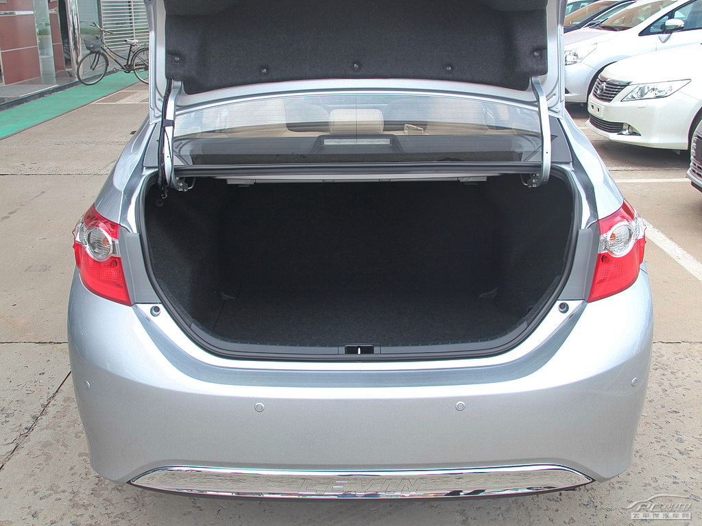 雷凌空間高清大圖