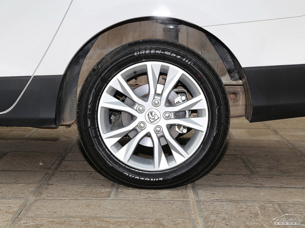 糖果白寶駿730車身外觀圖片