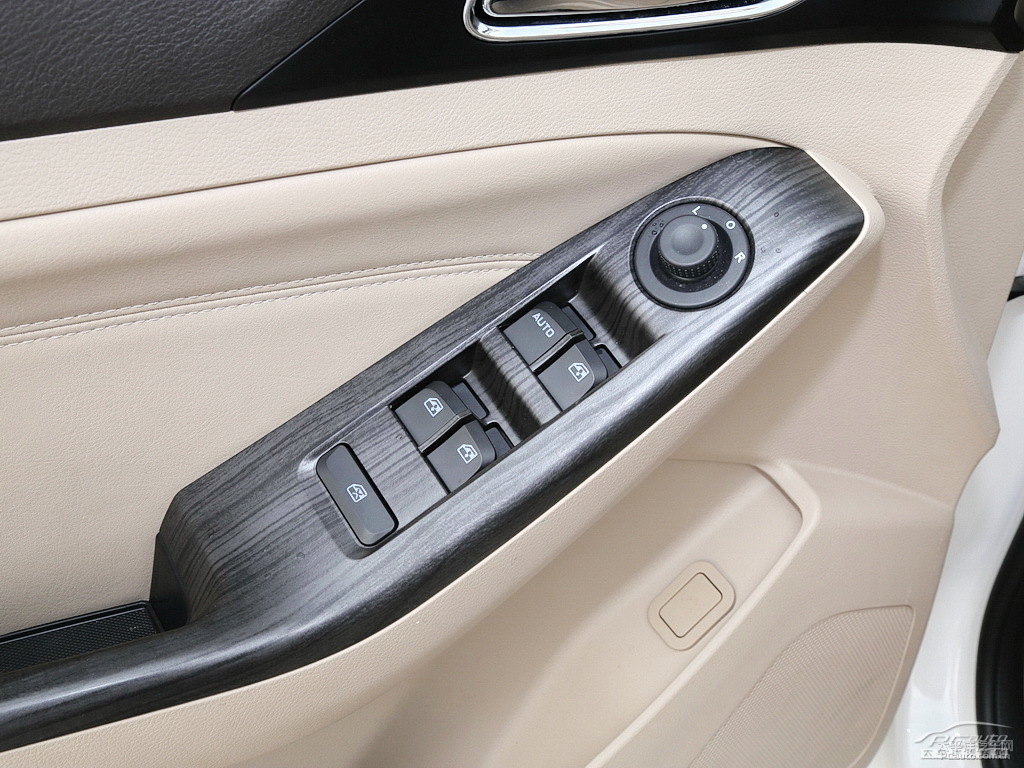 糖果白寶駿730車廂內(nèi)飾圖片