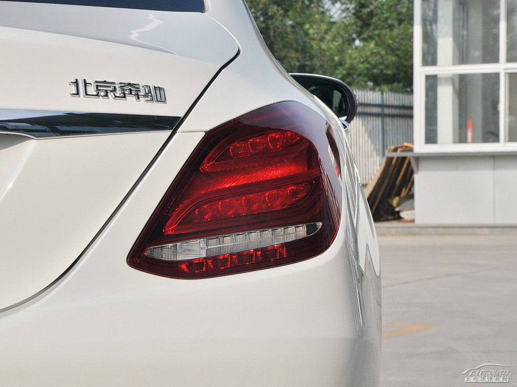 鉆石白奔馳C級車尾外觀圖片