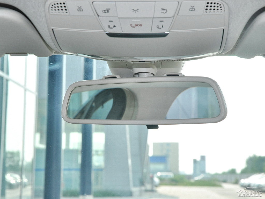 鉆石白奔馳C級車廂內飾圖片