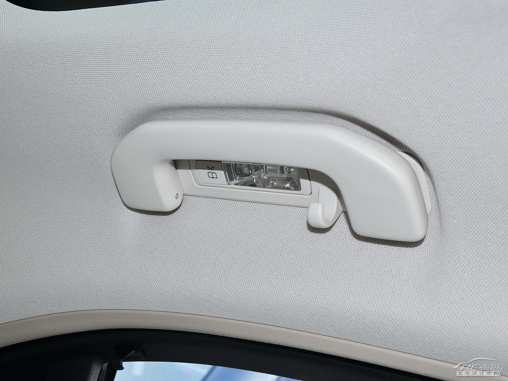 鉆石白奔馳C級(jí)車(chē)廂內(nèi)飾圖片