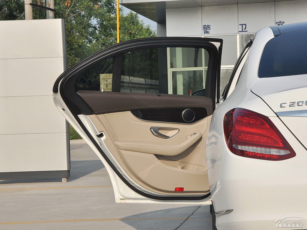 鉆石白奔馳C級(jí)車廂內(nèi)飾圖片