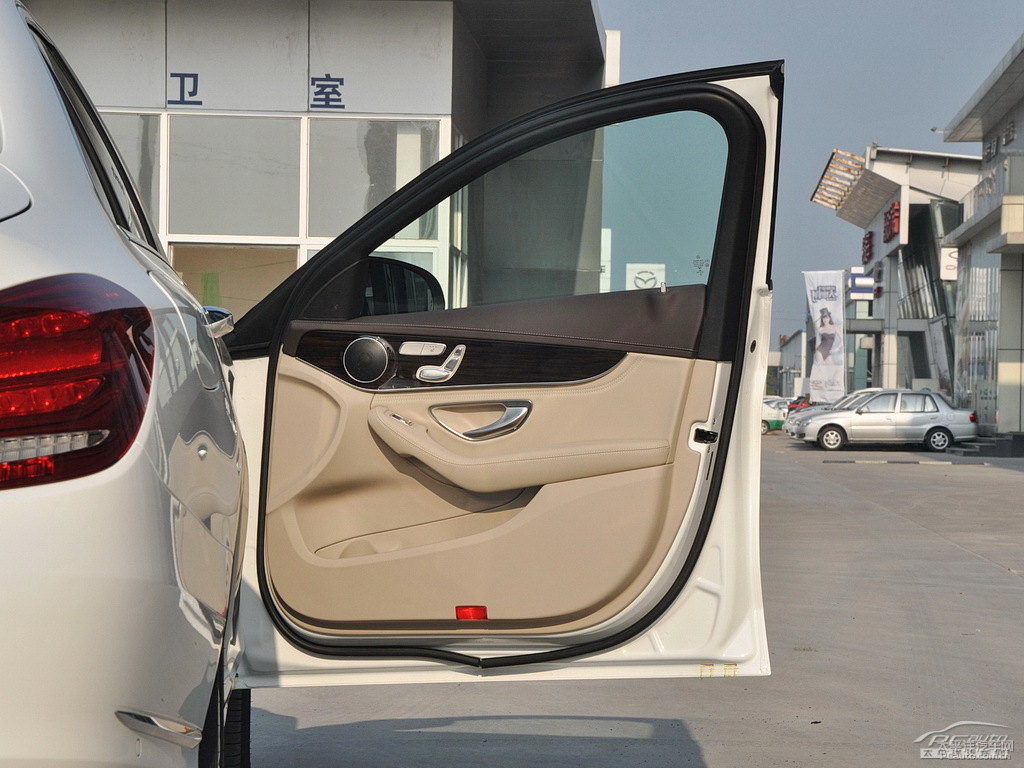 鉆石白奔馳C級車廂內(nèi)飾圖片
