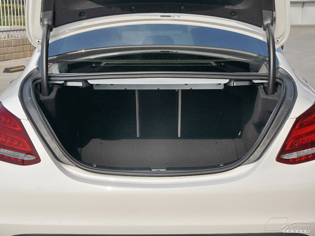 奔馳C級(jí)空間高清大圖