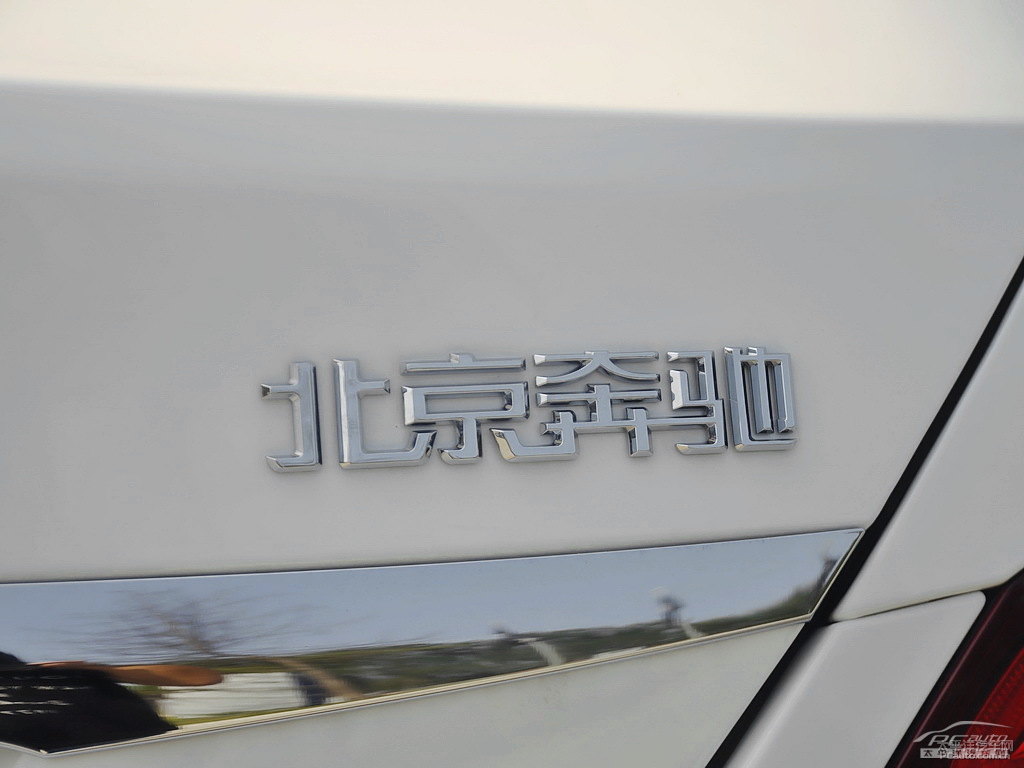 北極白奔馳C級車尾外觀圖片