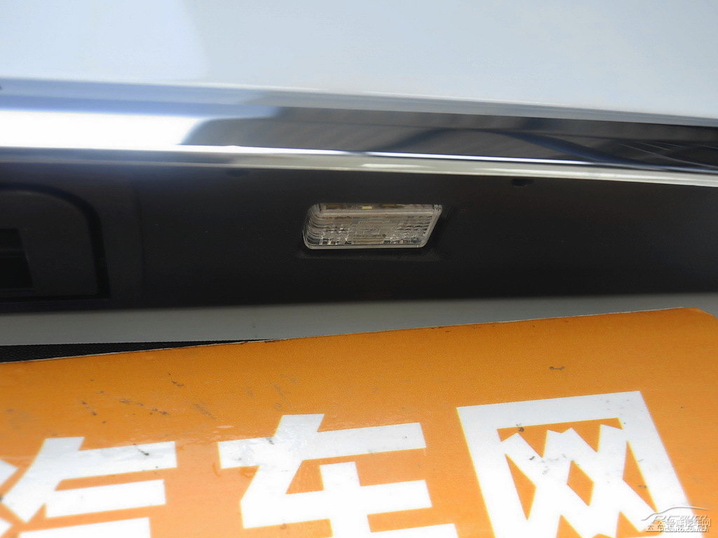 北極白奔馳C級車尾外觀圖片