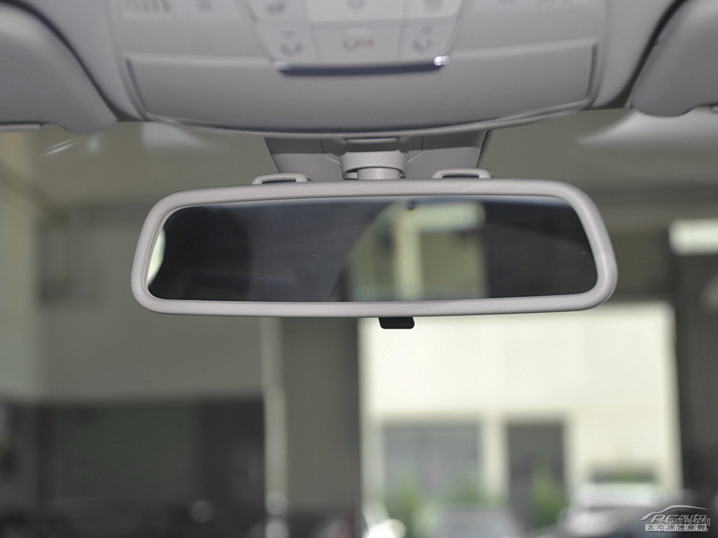 北極白奔馳C級車廂內(nèi)飾圖片