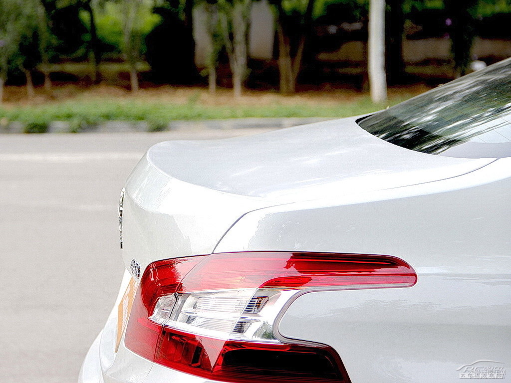 珠光白標(biāo)致408車(chē)尾外觀圖片