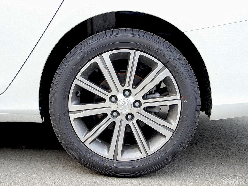 珠光白標致408車身外觀圖片