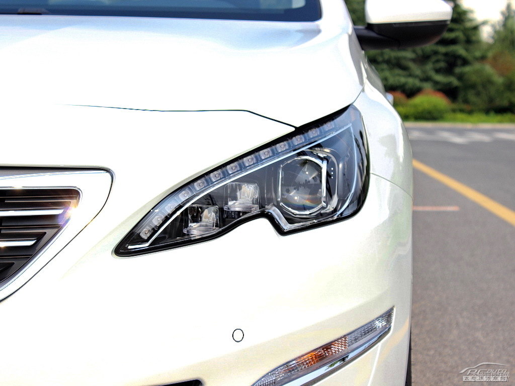 珠光白標(biāo)致408車(chē)頭外觀圖片