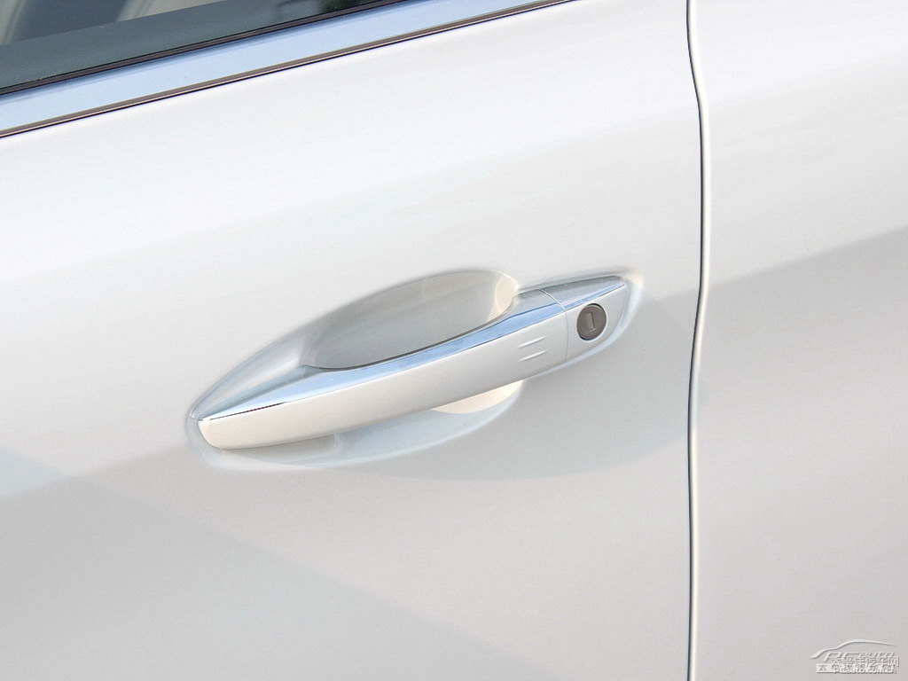 珠光白標(biāo)致408車身外觀圖片