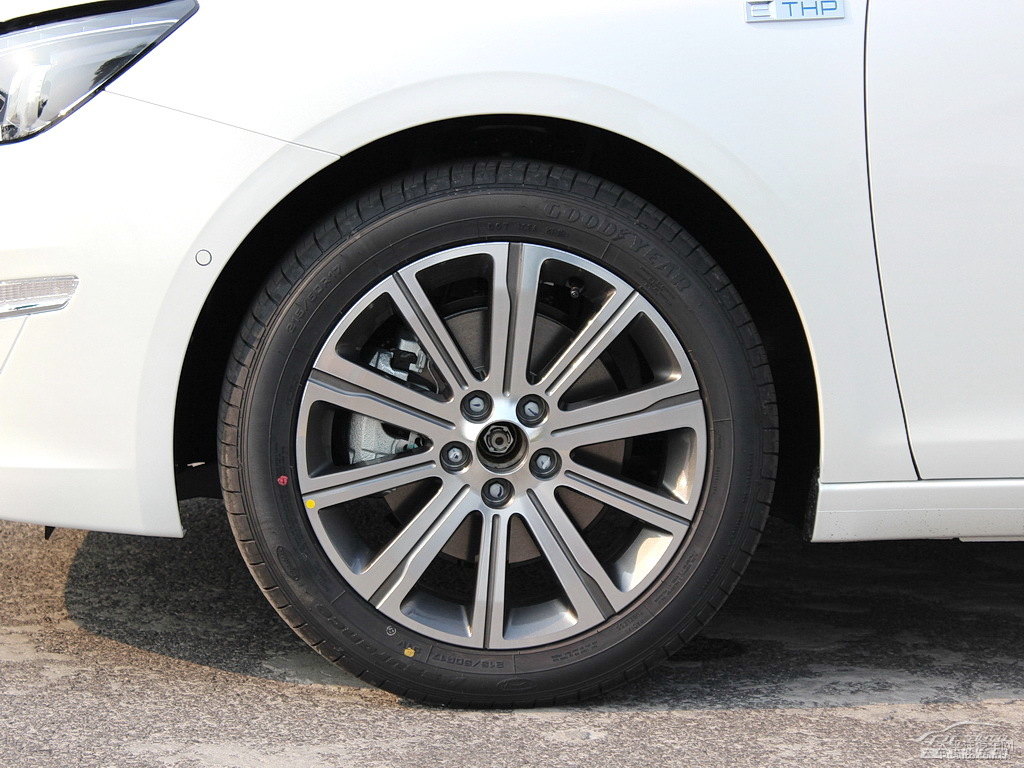 珠光白標(biāo)致408車身外觀圖片