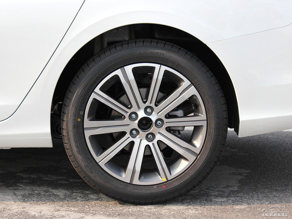 珠光白標(biāo)致408車身外觀圖片
