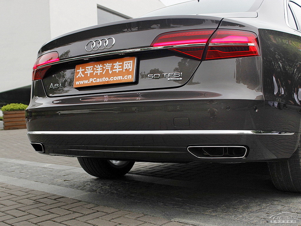 斑羚米色奧迪A8L車尾外觀圖片