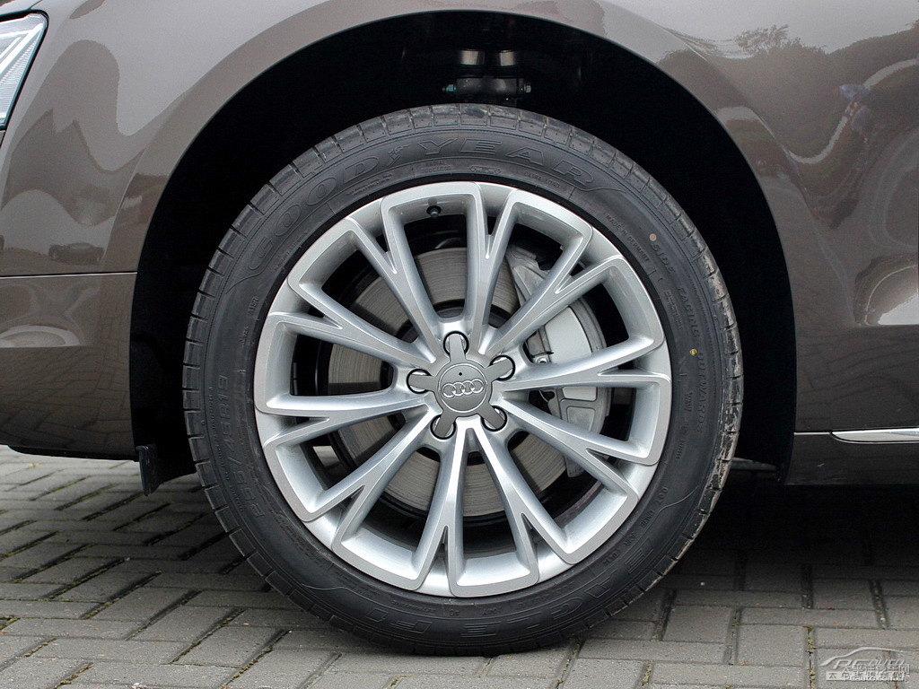 斑羚米色奧迪A8L車身外觀圖片