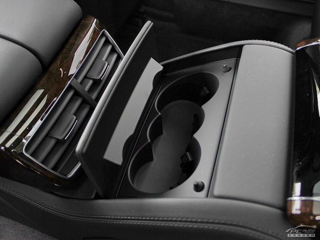 奧迪A8L空間高清大圖