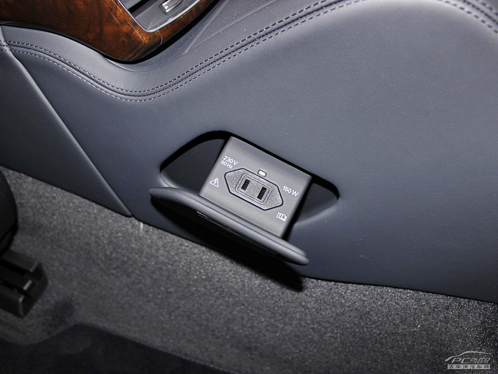 奧迪A8L空間高清大圖