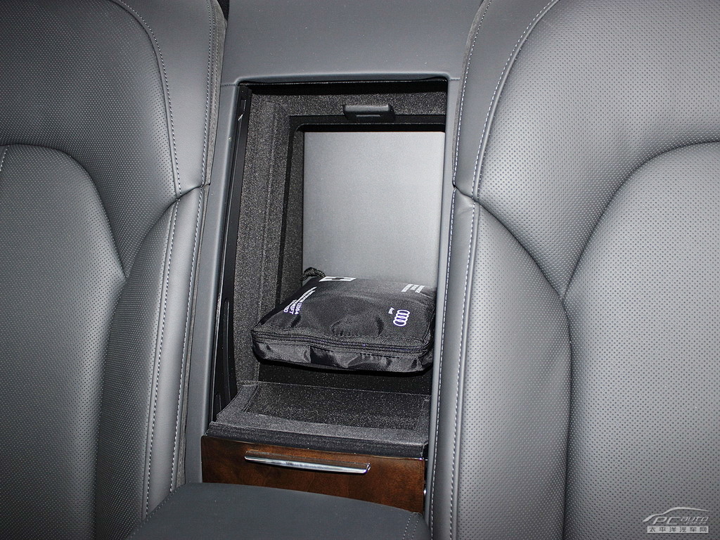 奧迪A8L空間高清大圖