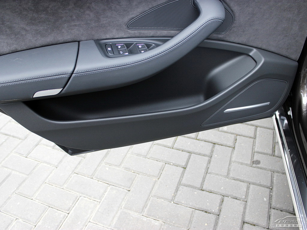 奧迪A8L空間高清大圖