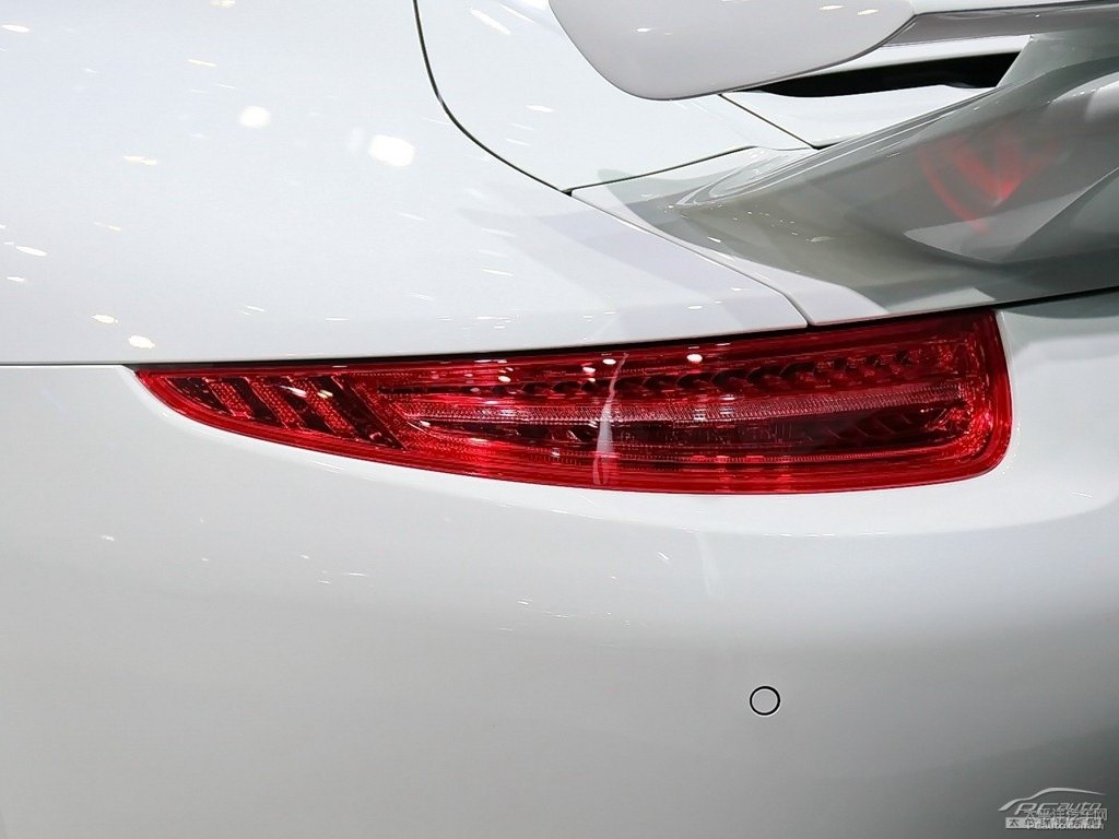 白色保時捷911車尾外觀圖片