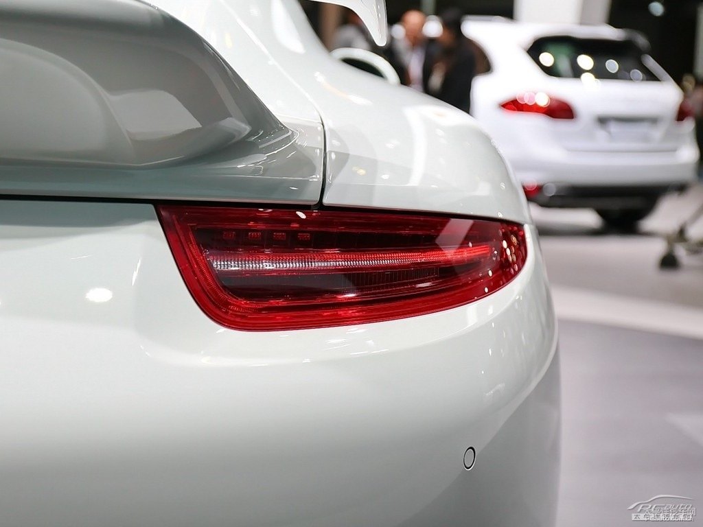 白色保時(shí)捷911車尾外觀圖片