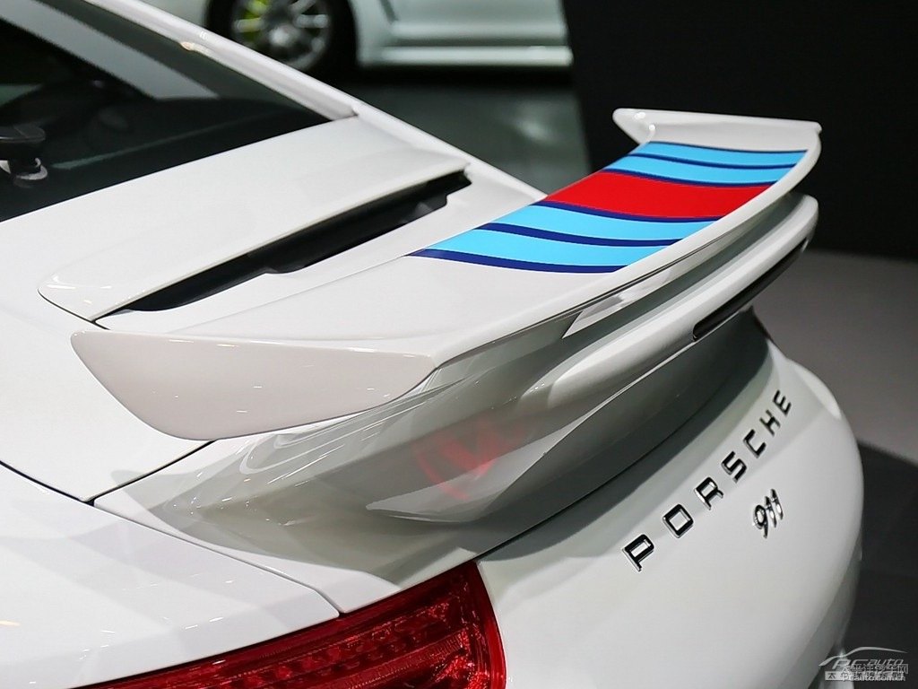 白色保時捷911車尾外觀圖片