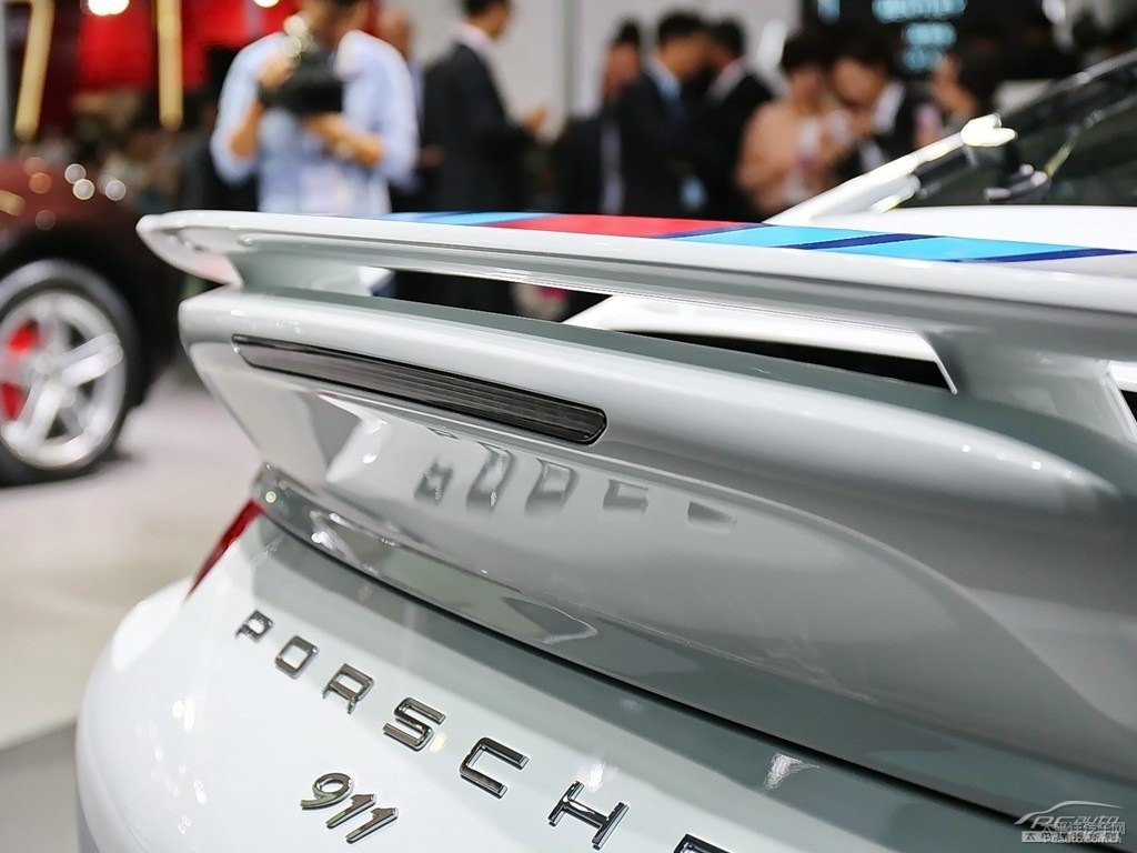 白色保時(shí)捷911車尾外觀圖片