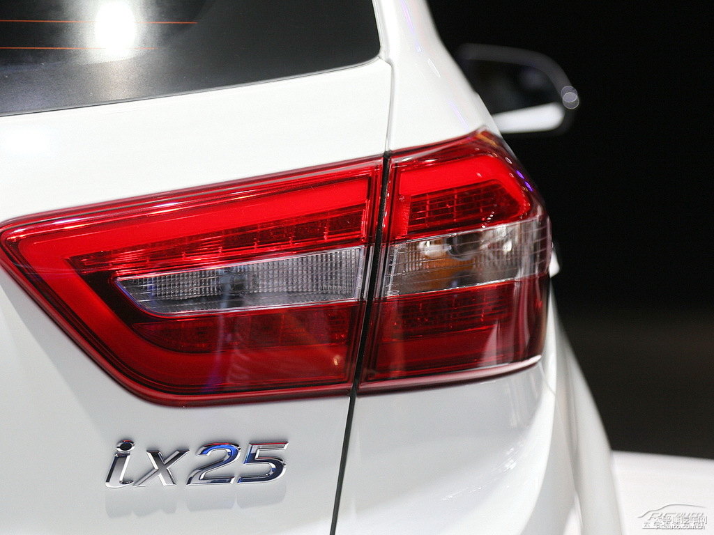 優(yōu)雅白北京現(xiàn)代ix25車尾外觀圖片